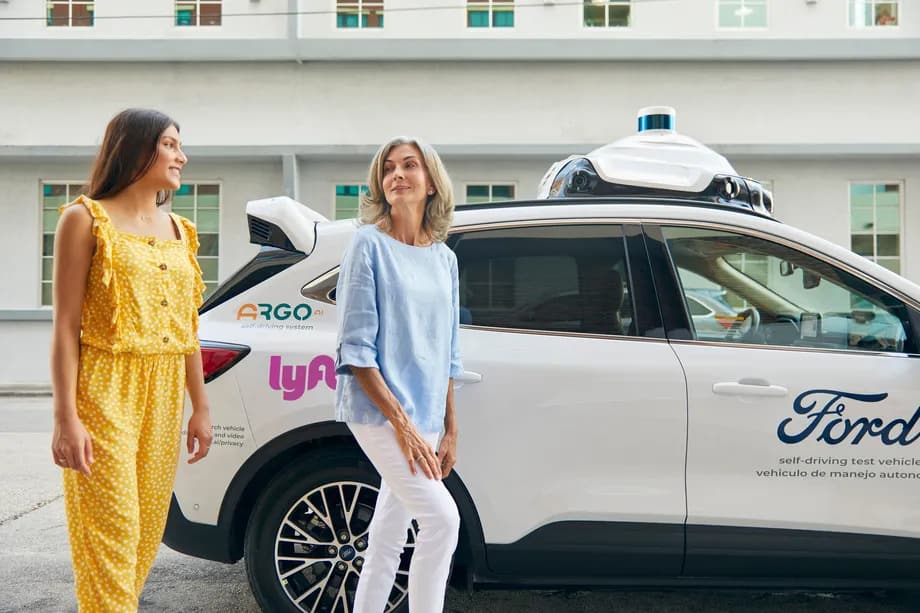 Carros autônomos da Ford estarão disponíveis para viagens com o app da Lyft no fim de 2021. Imagem: Lyft/Divulgação