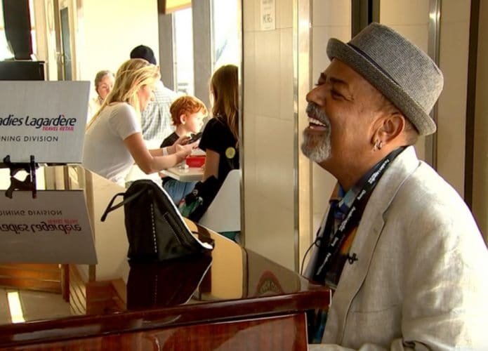 Imagem mostra o pianista independente Tonee Valentine, que se apresenta em bares, aeroportos e estabelecimentos com grande trânsito de pessoas