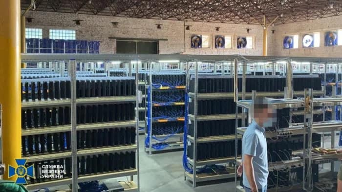 Armazém com vários PS4 na Ucrânia que “mineravam criptomoedas” são, na verdade, para bots de 'FIFA'. Imagem: Serviço de Segurança da Ucrânia/Divulgação