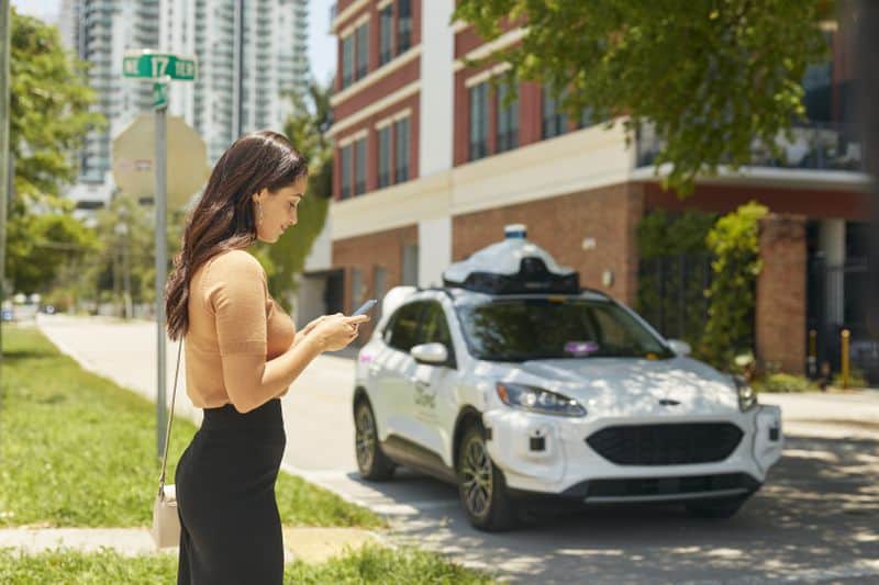 Carros autônomos da Ford estarão disponíveis para viagens com o app da Lyft no fim de 2021. Imagem: Lyft/Divulgação