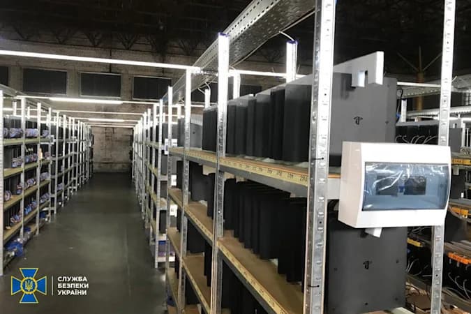 Armazém com vários PS4 na Ucrânia que “mineravam criptomoedas” são, na verdade, para bots de 'FIFA'. Imagem: Serviço de Segurança da Ucrânia/Divulgação