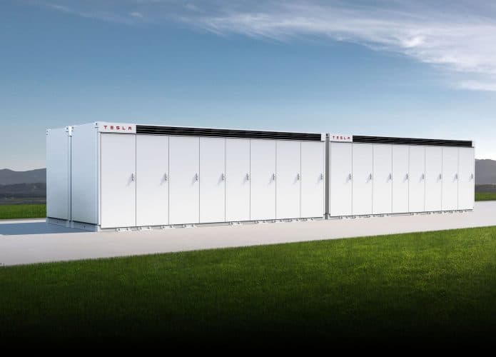 Imagem mostra uma Tesla Megapack, bateria de energia renovável de porte industrial