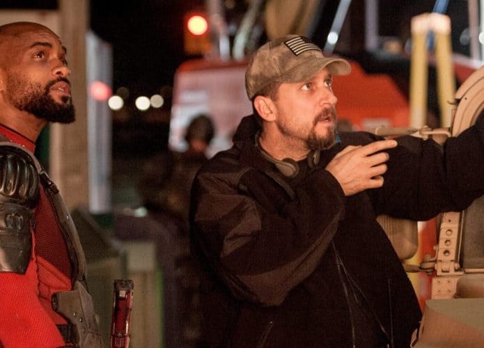 Imagem de bastidores mostra Will Smith ao lado de David Ayer, que parece dar instruções sobre cena em set de 'Esquadrão Suicida'