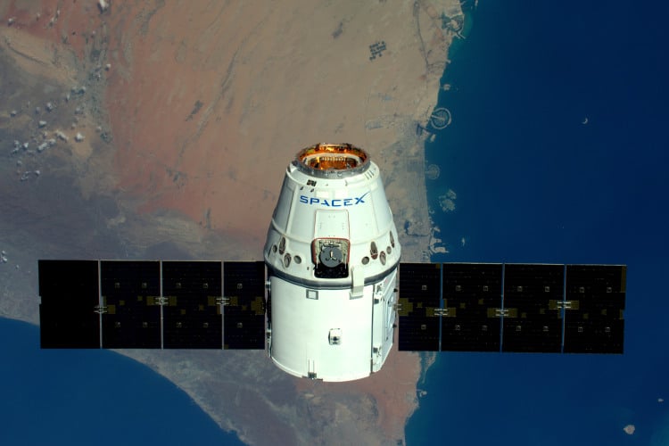 Imagem mostra a nave de carga Dragon, da SpaceX, cujo retorno à Terra será transmitido ao vivo pela Nasa