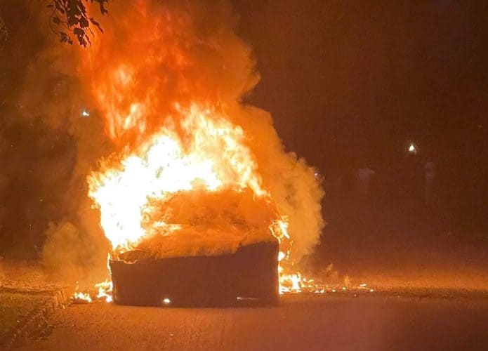 O Tesla Model S rolou cerca de 25 metros sem ninguém dentro antes de ser envolvido pelas chamas, disse o advogado do proprietário. Imagem: Geragos e Geragos/Reprodução