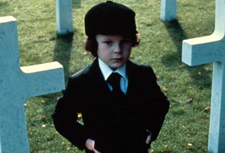 O ator Harvey Spencer como Damien em um cemitério