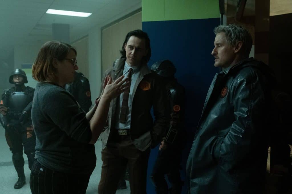 A diretora Kate Herron, Tom Hiddleston e Owen Wilson nos bastidores de 'Loki'. Imagem: Chuck Zlotnick/Marvel Studios