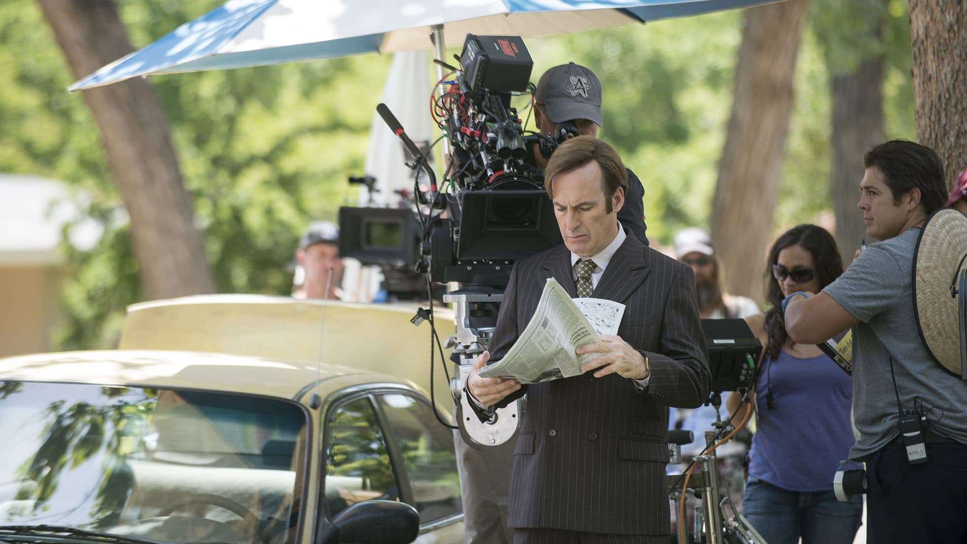 Ator Bob Odenkirk aparece trajando terno e segurando jornal em foto que registra filmagens de Better Call Saul