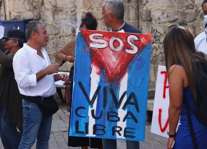 Protestos em apoio às manifestações em Cuba