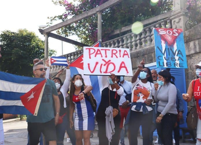 Protestos em apoio às manifestações em Cuba