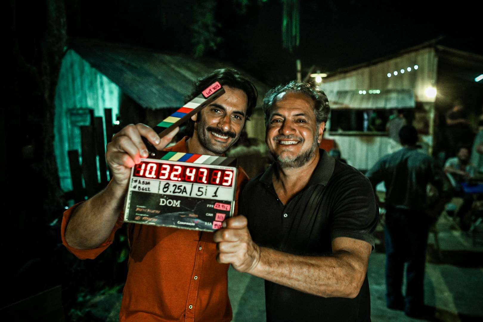 Breno Silveira e Flavio Tolezani no set de 'DOM'. Imagem: Serendipity/Divulgação