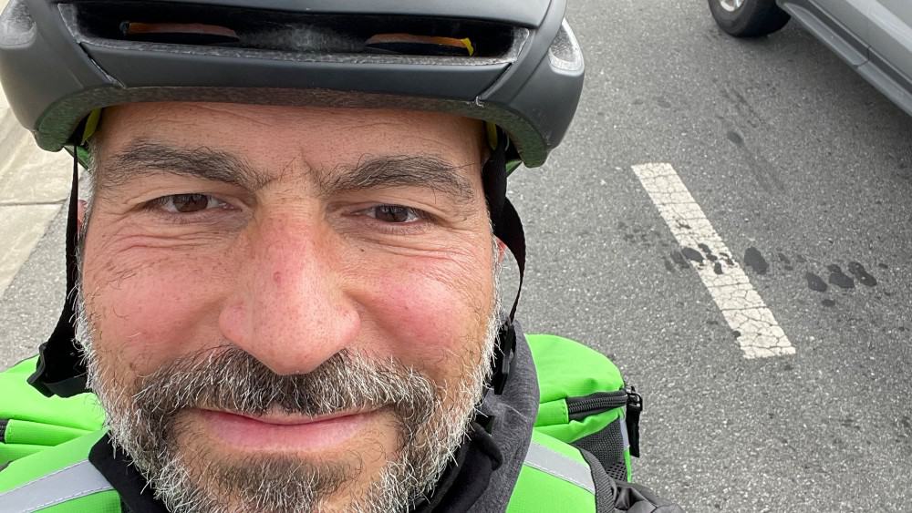 Na imagem, Dara Khosrowshahi, CEO da Uber, realizando entregas pelo Uber Eats nas ruas de São Francisco, nos Estados Unidos; ele aparece com capacete, de bicicleta e mochila de entrega