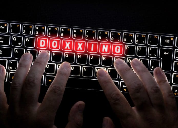 Ilustração do termo doxxing em teclado de computador