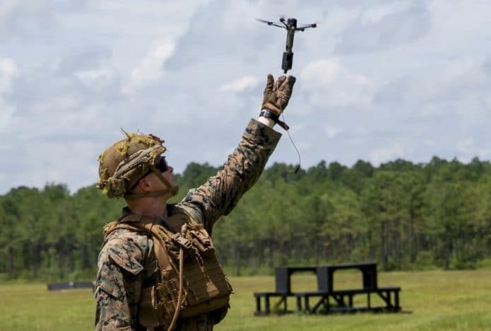 Soldado lançando o Drone 40