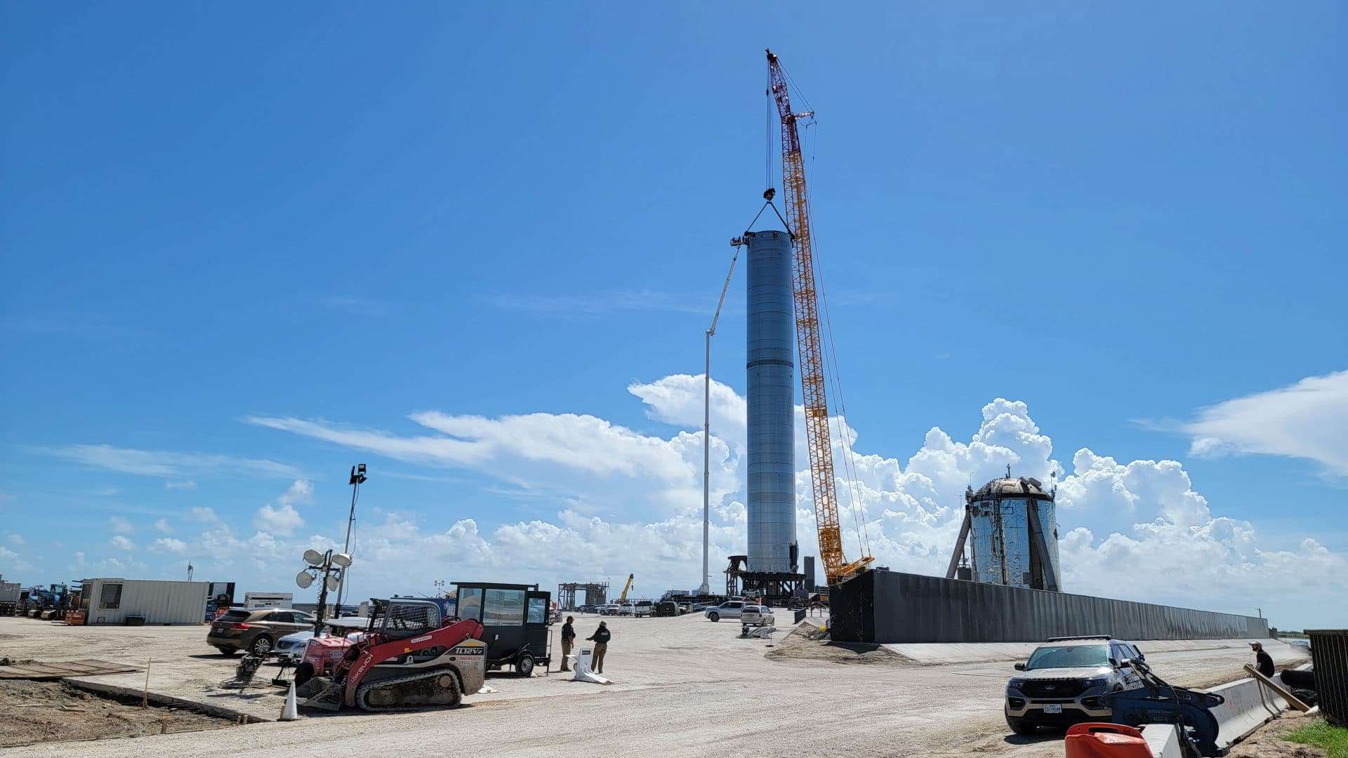 Imagem mostra a montagem e posicionamento do maior foguete já construído, o Super Heavy B3, da SpaceX