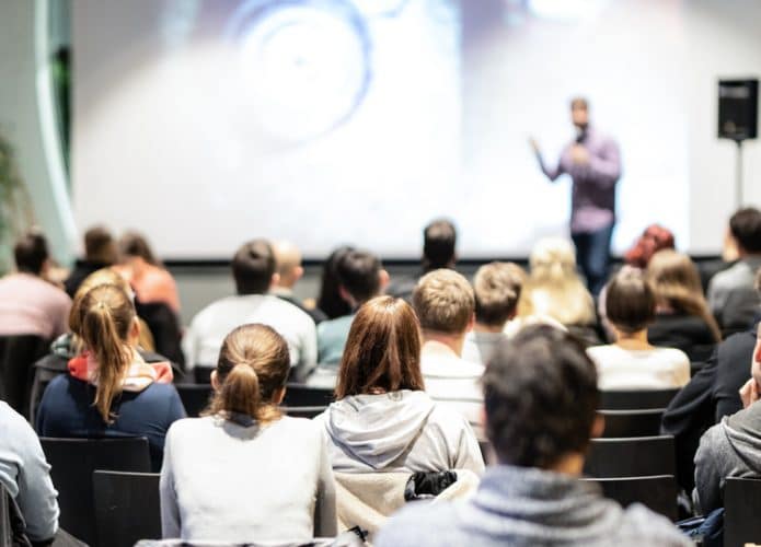 Estudantes-em-uma-sala-de-aula-695x500