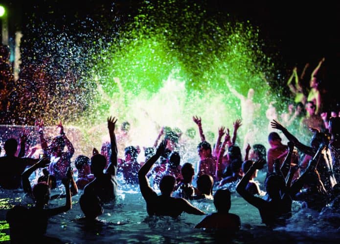 Festa-em-uma-piscina-1-695x500