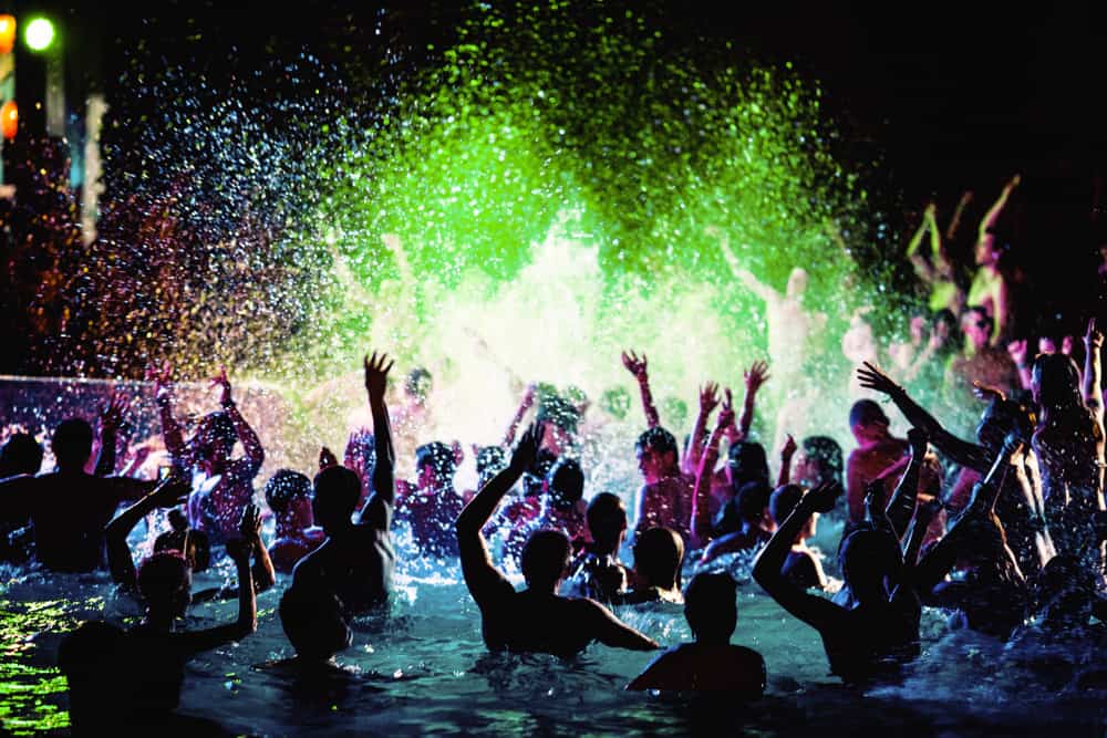 Diversas pessoas em uma festa na piscina 