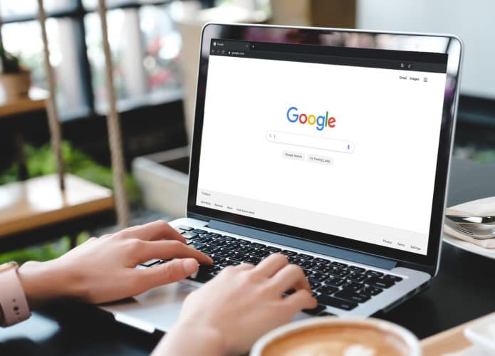 Site de buscas Google aberto em notebook