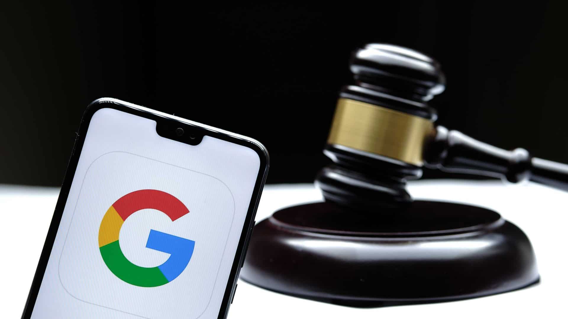 Logo do Google exibido em smartphone ao lado de um martelo de tribunal
