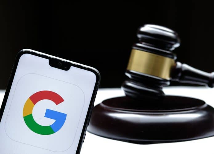 Ilustração de logo do Google ao lado de um martelo de tribunal