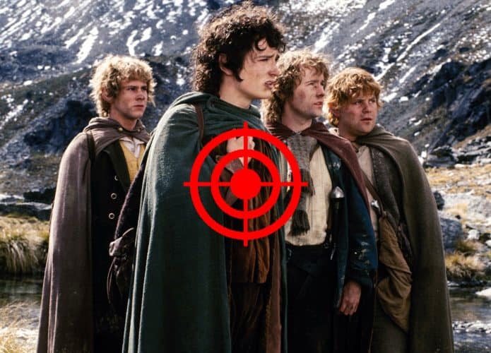 Imagem mostra os quatro hobbits da trilogia cinematográfica 'O Senhor dos Anéis', com um alvo vermelho no centro da imagem