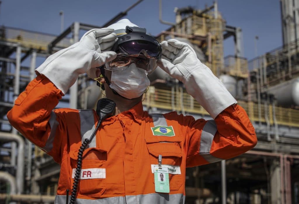 Imagem mostra um técnico da Petrobras equipado com a HoloLens, da Microsoft