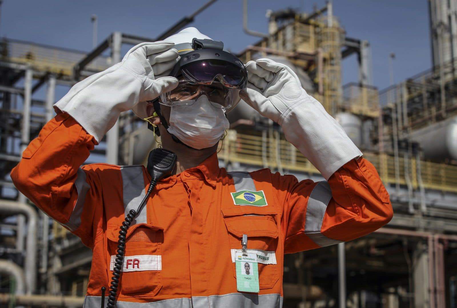 Imagem mostra um técnico da Petrobras equipado com a HoloLens, da Microsoft