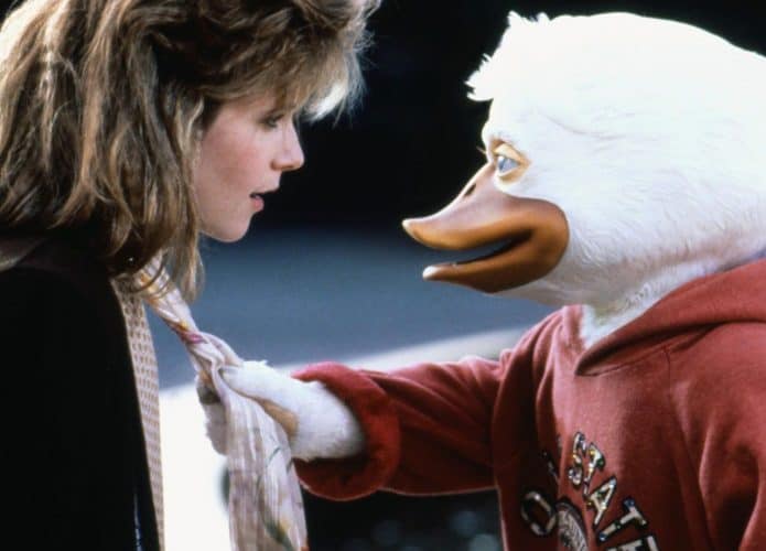 Cena do filme de 1986 mostra a atriz Lea Thompson encarando o pato Howard, em momento de aparente romantismo.
