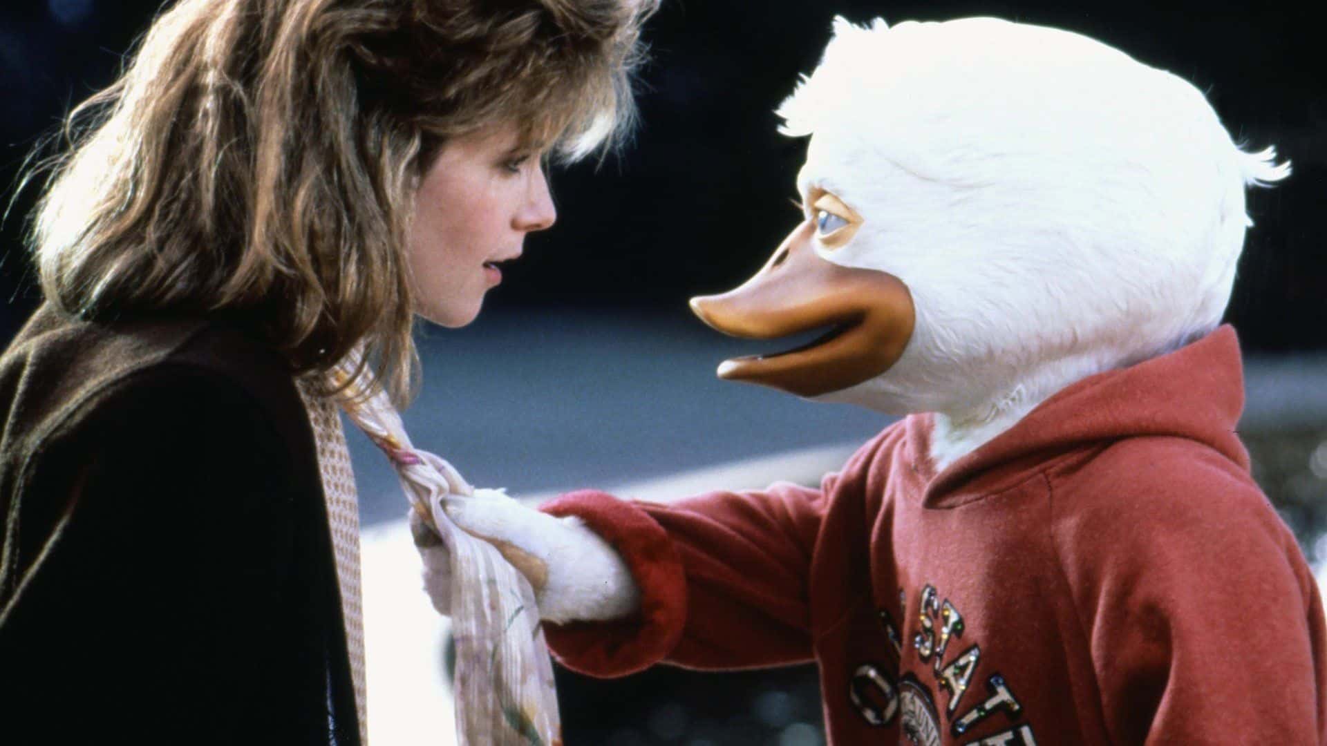 Cena do filme de 1986 mostra a atriz Lea Thompson encarando o pato Howard, em momento de aparente romantismo.