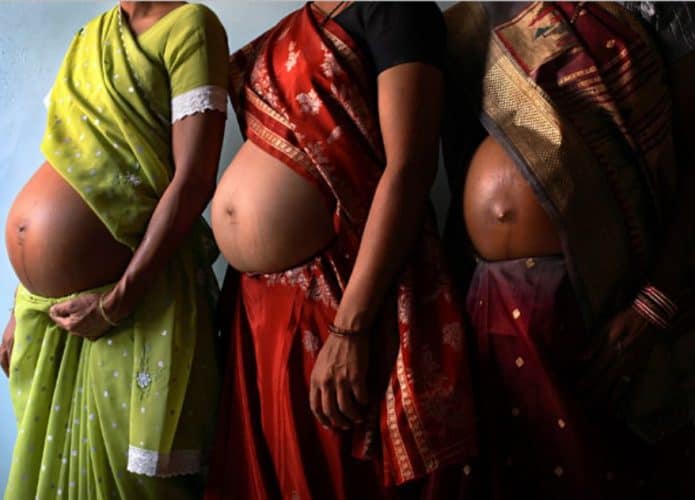 Três mulheres grávidas com vestes típicas da Índia