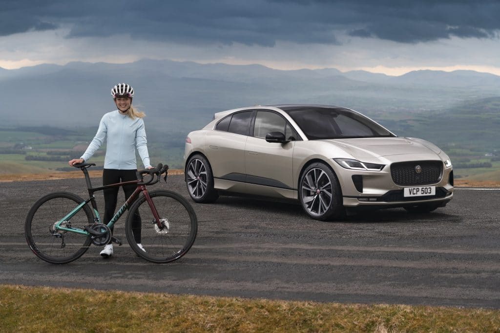 A ciclista Elinor Barker e o modelo i-Pace da Jaguar utilizado no desafio. Imagem: Jaguar/Divulgação