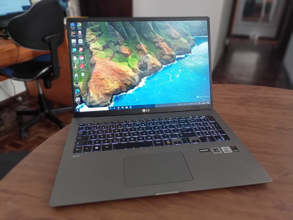 A tela LCD IPS de 17" do LG Gram tem alta resolução e excelente qualidade de imagem. Imagem: Rafael Rigues / Olhar Digital