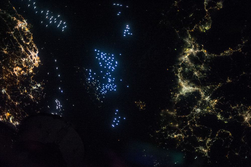 Foto noturna do Estreito de Tsushima, que separa a Coreia do Sul (à esquerda) do Japão (à direita). Imagem: Nasa