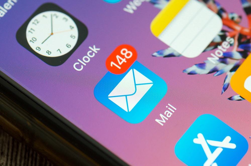 tela do celular com notificações de e-mail