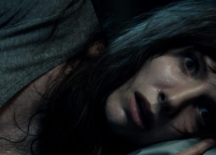 Imagem promocional de Maligno, novo filme de James Wan, mostra a atriz Annabelle Wallis com expressão assustada.