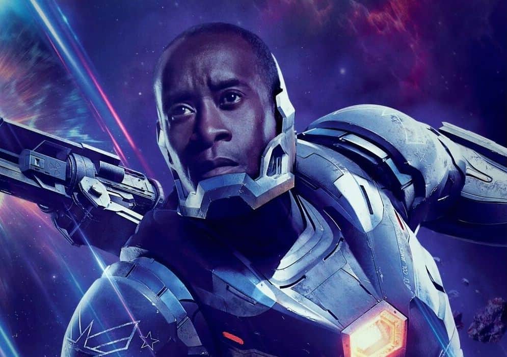 Imagem promocional de Vingadores: Ultimato mostra Don Cheadle como James Rodhes na armadura de Máquina de Combate.