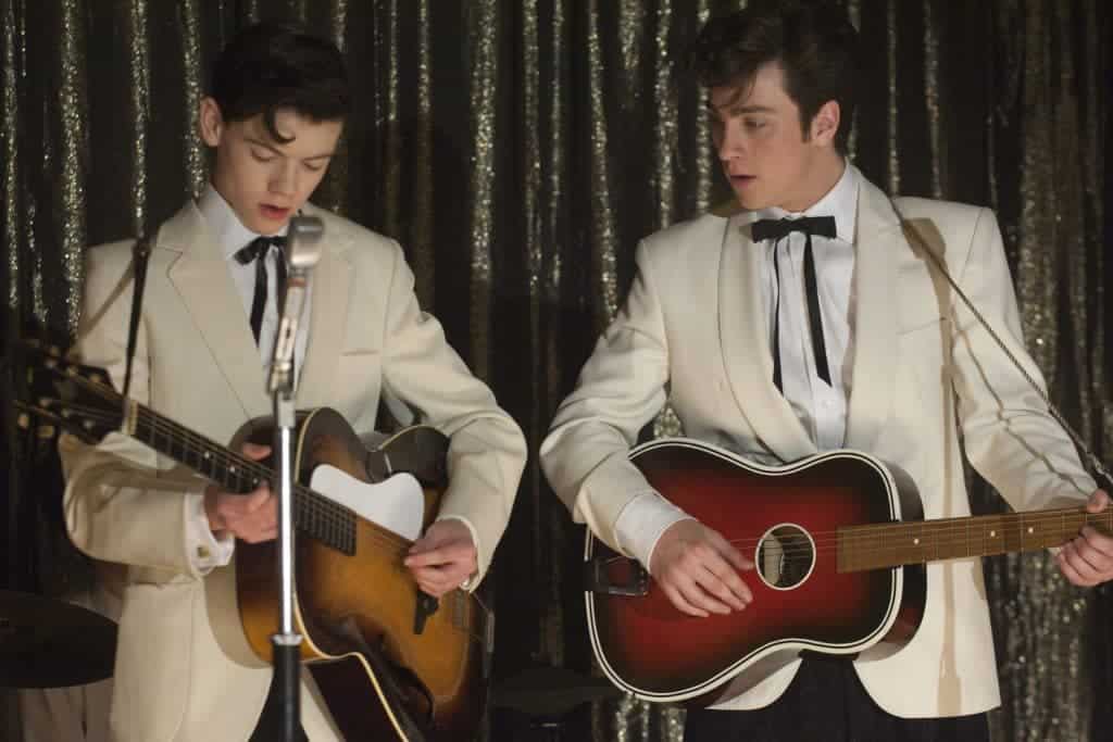 Imagem mostra Paul McCartney (Thomas Brodie-Sangster) e John Lennon (Aaron Taylor-Johnson) empunhando seus instrumentos durante apresentação musical.