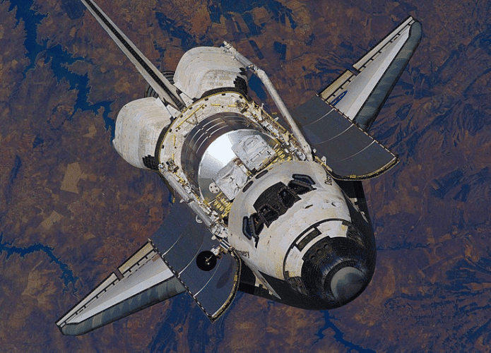 Ônibus Espacial Discovery em órbita, se aproximando da Estação Espacial Internacional em 6 de julho de 2006