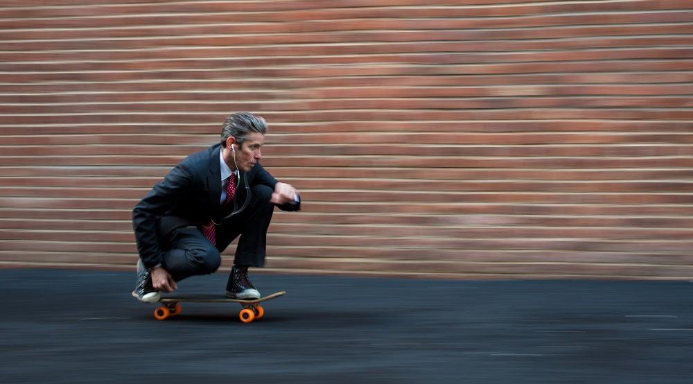 Executivo andando de skate