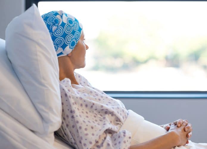 mulher idosa deitada com roupa de hospital