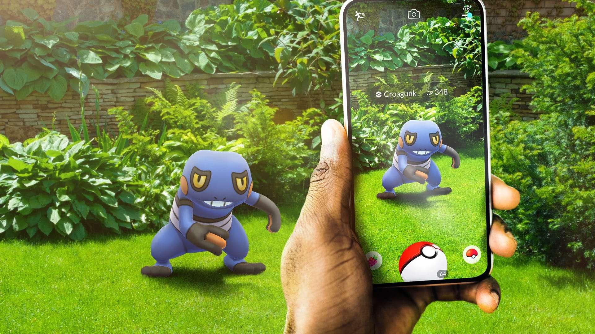 Imagem promocional de Pokémon Go mostra smartphone exibindo imagem do pokémon Croagunk em realidade aumentada.