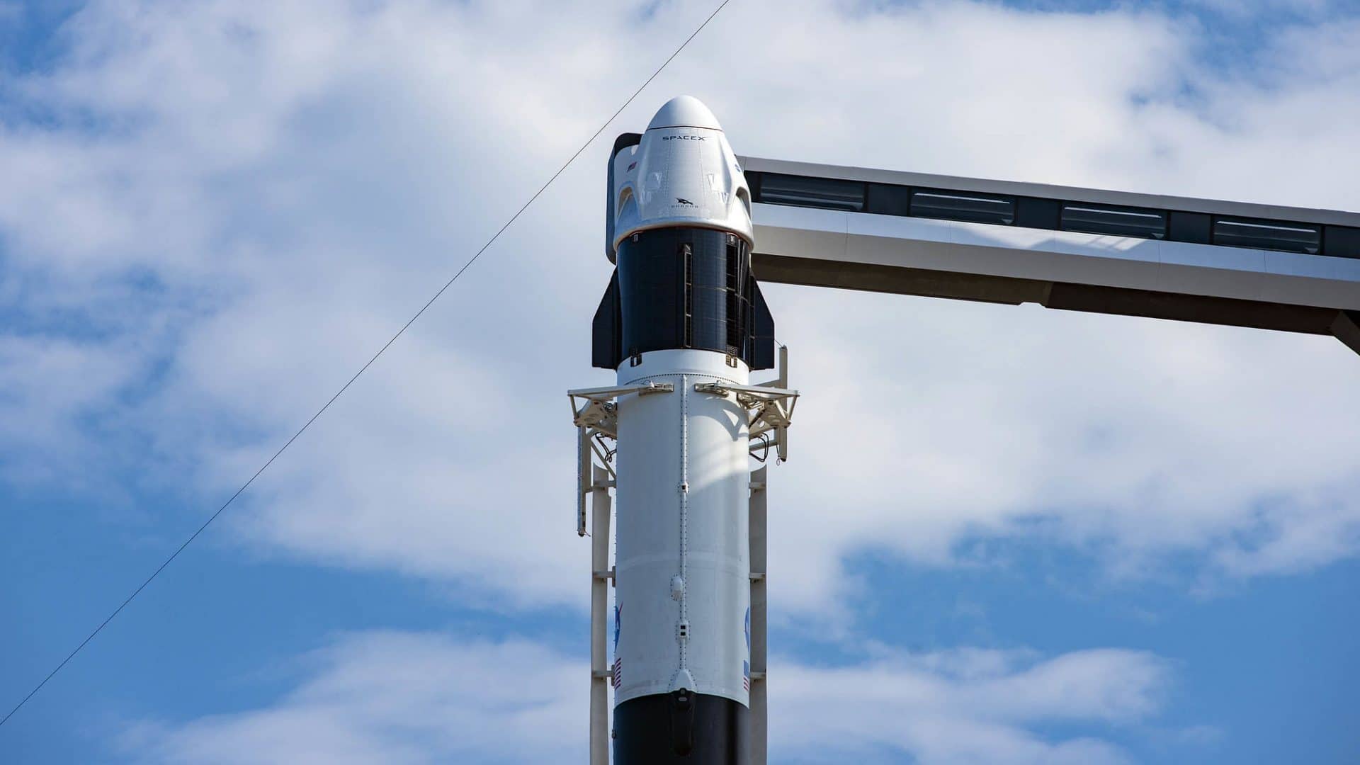Imagem mostra a espaçonave Dragon, montada em um foguete da SpaceX, pronta para lançamento