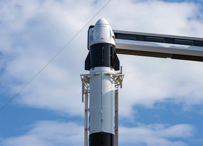 Imagem mostra a espaçonave Dragon, montada em um foguete da SpaceX, pronta para lançamento