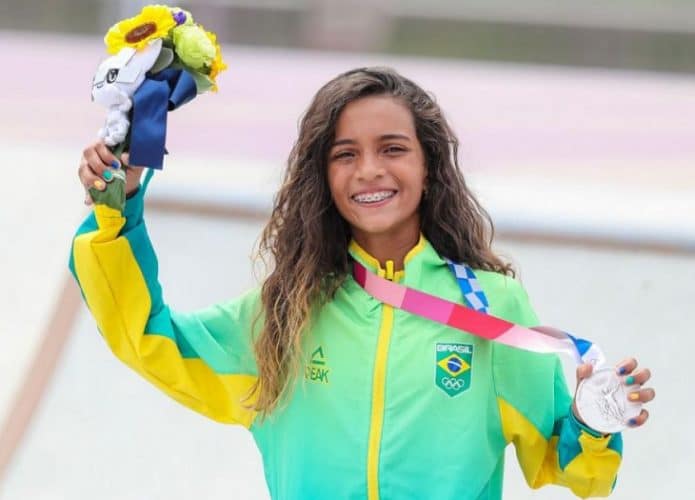 Rayssa Leal com a medalha de prata no skate street feminino nas Olimpíadas de Tóquio