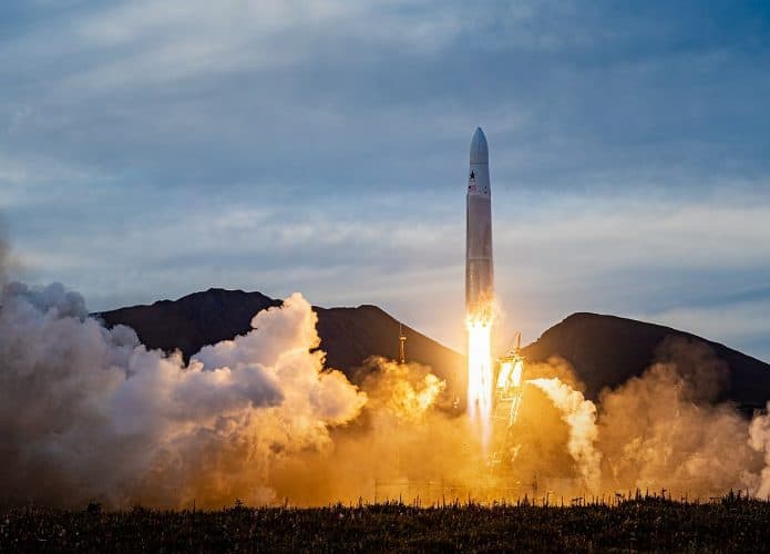 Imagem mostra o lançamento de um foguete Rocket 3.1 da Astra