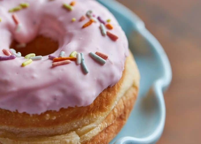 Um donut em primeiro plano