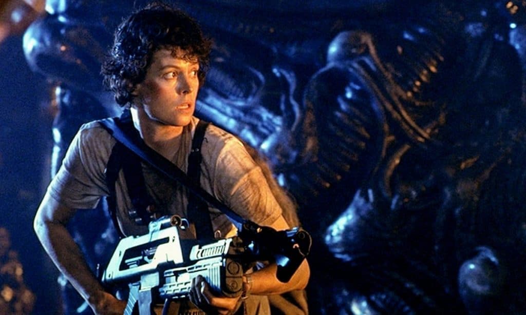 Ellen Ripley (Sigourney Weaver) empunha arma em cena de 'Aliens, o resgate'