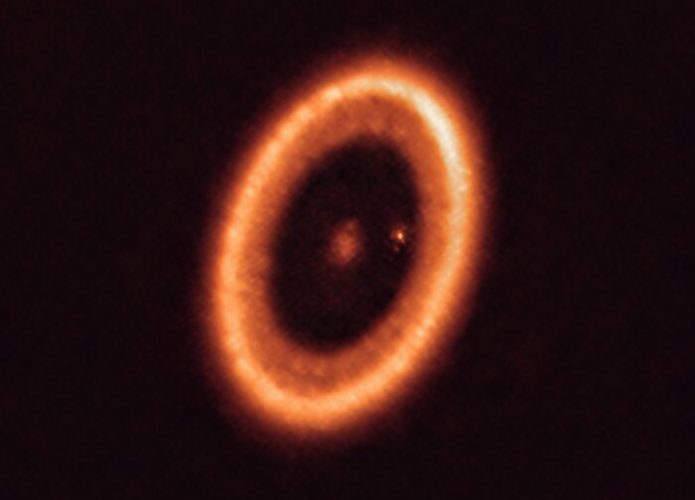 Esta imagem obtida com o ALMA mostra o sistema PDS 70 situado a quase 400 anos-luz de distância da Terra. Ele é composto por uma estrela, no seu centro, e por, pelo menos, dois planetas que a orbitam, PDS 70 b (que não é visível nesta imagem) e PDS 70c, rodeado pelo seu disco circumplanetário (o ponto à direita da estrela). Crédito: ALMA (ESO/NAOJ/NRAO)/Benisty et al.