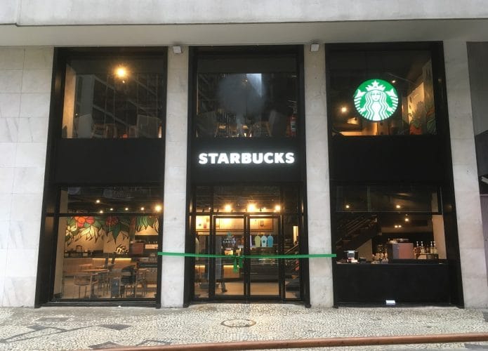 Fachada de loja do Starbucks no Rio de Janeiro